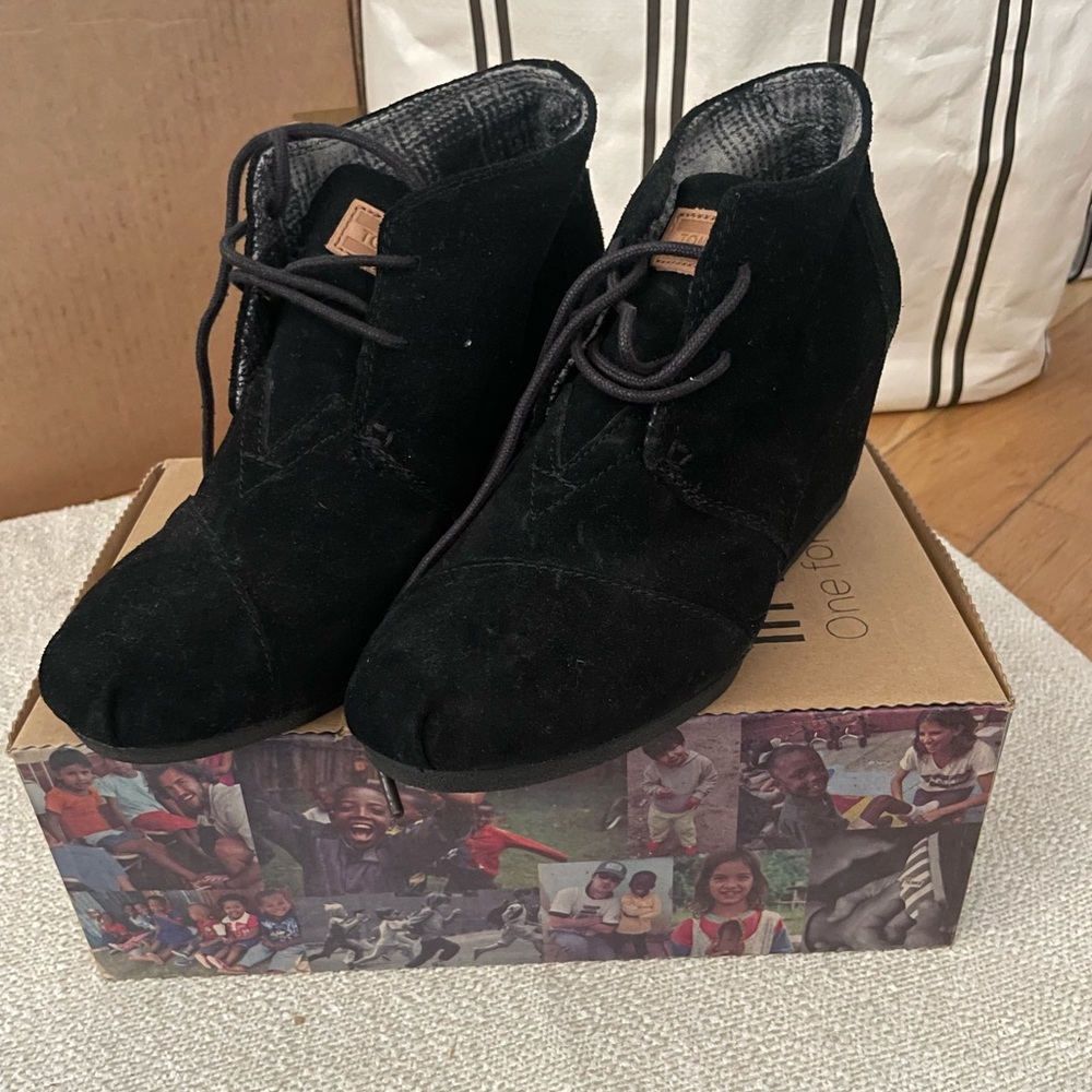 7.5W Toms Desert Wedges (Black Suede)